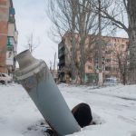 Mbështetje për luftën ndaj Rusisë, BE i dërgon Ukrainës 300 mijë nga 1 milion predhat e premtuara