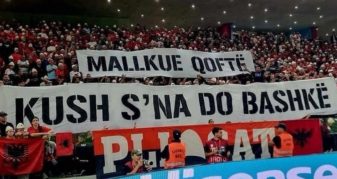 Info Shqip: E premtuan dhe e bënë, “Tifozat Kuq e Zi” shpalosin flamurin gjigant në “Air Albania”