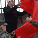 Në një xhami të Prishtinës himni lëshohet në vend të ezanit, hoxha puth flamurin si Isë Boletini