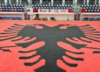 Shqiptarja nga Kosova për “Guinness”, ndërton flamurin më të madh prej letre