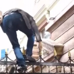 Të përjashtuar për 10 ditë, deputetët e opozitës në Shqipëri përplasen me Gardën, Noka kapërcen rrethimin