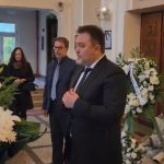 Aktori i humorit Zef Deda përcillet mes lotëve dhe duartrokitjeve, Jul Deda: Shpresoj që unë dhe Mario t’ja dalim t’i ruajmë emrin