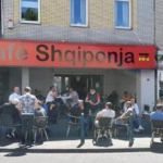 Kjo është kafeneja e shqiptarëve në Gjermani që po i “çmend” serbët
