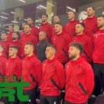 “Himni i Flamurit” siç nuk e keni dëgjuar kurrë! E këndon e gjithë Kombëtarja kuqezi (VIDEO)