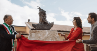 Info Shqip: Mbrojtja e trashëgimisë kulturore, Lorik Cana përuron statujën e Skënderbeut në fshatin arbëreshë të Italisë
