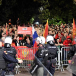 Ja pse qeveria e re me pro-rusë e pro-serbë e Malit të Zi do jetë jetëshkurtër, ndizet konflikt i fortë mes dy kryeministrave, mijëra protestues ngrihen “në këmbë”, paralajmërohet dhe Vuçiç “me thyerje dhëmbësh”