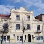 Serbë e maqedonas pronarë të Shtëpisë së Kongresit të Alfabetit në Manastir, objekti mund të shndërrohet në shitore arkivolesh