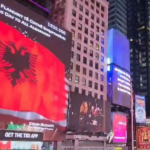 Shqipëria 111 vjet Shtet i Pavarur, Sheshi Times Square në New York “vishet” kuqezi