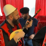 Shqiptarët e Kosovës nisen me plis dhe çifteli drejt Vlorës