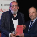 Info Shqip: Shqiptari nga Turqia e çon në vend amanetin e nënës, boton librin “Prekazi”