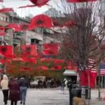 Prishtina feston e veshur kuq e zi, shpaloset flamuri gjigand