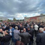 Opozita shqiptare “bllokon” sheshin Skënderbeu, përkrahje masive gjatë shpalosjes së emrit të koalicionit