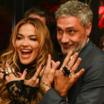 Rita Ora dhe bashkëshorti i saj bëjnë me duar shqiponjën dykrenare