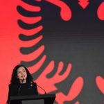 Presidentja Osmani uron Shqipërinë në 111-vjetorin e Pavarësisë: Na bashkon flamuri kuq e zi