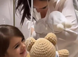 Xhensila dhe djali rikthehen në shtëpi pas lindjes, dalin pamjet e para nga festa!