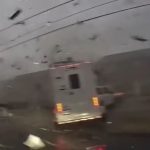 Tornadoja bën ‘namin’ në këtë vend, gjenden të përqafuar e pa shenja jete nënë e bir (VIDEO)