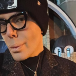 Boki 13 në liri, bëri selfie para kishës dhe kërkon “ndihmën e Zotit”