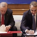 A i dhuroi Erdogan libër për Gazën Mitsotakis? Gazetarët zbardhin prapaskenat e vizitës së presidentit turk në Greqi