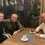 Pasi u bë viral me “konvertimin në katolik”, Sabit Geci takohet me dy hoxhallarë