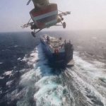 Huthinjtë godasin një anije amerikane?
