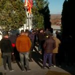 Çashka mbetet e bllokuar nga protestuesit të cilët kundërshtojnë mësimin në gjuhën shqipe