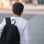 Histori prekëse! Nëna e braktisi pasi jetonte me partnerin, 9-vjeçari i vetëm për dy vjet vidhte domate për tu ushqyer