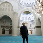 Ministri i Jashtëm turk nis turneun zyrtar në Tiranë, ndalesa e parë te xhamia e re