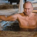 Putin zhytet në ujin e akullt për të nderuar Epifaninë, temperaturat -14 gradë