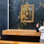 Skandal për herë të dytë, aktivistet e klimës hedhin supë drejt Mona Lizës