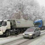 Reshjet e borës, ndalesa për mjetet e rënda transportuese dhe autobusët në disa akse rrugore