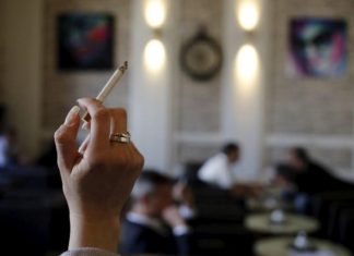 Në Maqedoni gjoba deri në 4,500 euro për personat që pinë duhan në ambientet të mbyllura