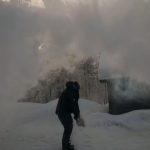 Dimri në Finlandë: Shihni si uji i vluar shndërrohet në një re akulli (VIDEO)