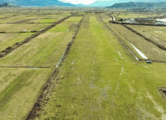 Rama publikon pamje nga vendi ku do ndërtohet Aeroporti Turistik i Jugut në Gjirokastër