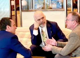 Kurti publikon foto nga takimi me Ramën e Taravarin: Duhet të jemi krah për njëri-tjetrin