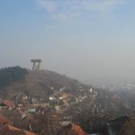 Policia e Kosovës largon billbordin me flamurin serb në Mitrovicë të Veriut