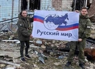 Ushtarët rus në Ukrainë bëjnë fotografi me një hartë që tregon edhe Ballkanin