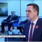 Kasami në RTK me simbolin e lulëkuqes, përkujton gjenocidin serb në Kosovë