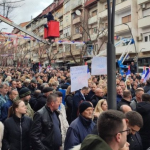 Euro “mollë sherri” serbët në Mitrovicë të Veriut dalin në protestë