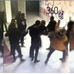 Dalin pamjet e sulmit nga truproja e Mickoskit ndaj një kolegu të policisë (VIDEO)