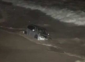 Po e ndiqte policia, gruaja përfundon në det me gjithë makinë (VIDEO)