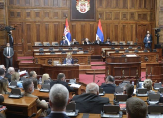 Çfarë ndodhi? Plas keq në parlamentin serb, deputetët e opozitës përplasen ashpër me Gardën (VIDEO)