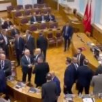 Skandal! Përleshje të dhunshme në Kuvendin e Malit të Zi, deputetët bllokojnë seancën plenare (VIDEO)