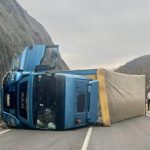 Rrokulliset një kamion në rrugën Shkup – Bllacë, bllokohet rruga