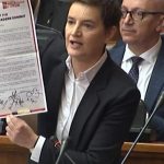 Debat i ashpër në Kuvendin serb, kryeministrja Brnabiç përplaset me opozitën: Dëshironi të shihni Albin Kurtin në krye të Serbisë