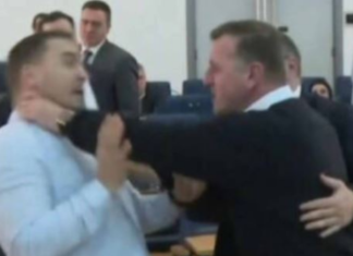 Plas sherri në Kuvendin e Bosnje dhe Hercegovinës, deputetët përplasen fizikisht (VIDEO)
