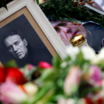 “Ai nuk kishte frikë, as ne nuk kemi!” U trajtua si hero, përcillet për të banesën e fundit Alexei Navalny
