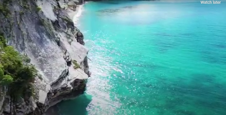plazhi-i-pasqyrave-ne-shqiperi-plazhi-me-ngjyren-me-blu-ne-bote