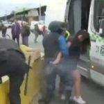 U përlesh me policët, gruaja hakmerret dhe ‘bën gjëmën’ (VIDEO)