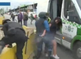 U përlesh me policët, gruaja hakmerret dhe ‘bën gjëmën’ (VIDEO)