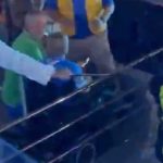 Ndodh në Arabinë Saudite, tifozi sulmon me kamxhik futbollistin pas ndeshjes (VIDEO)
